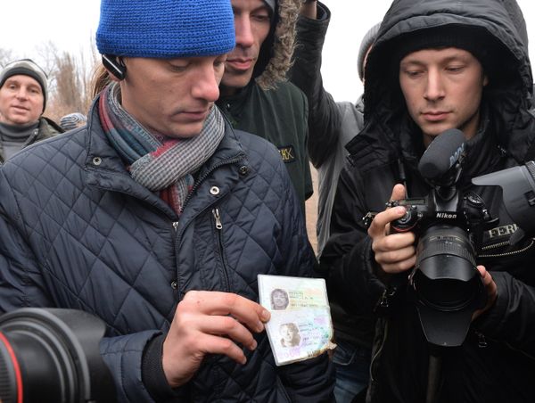 Investigating the Tragedy: Dutch Experts Clearing MH17 Crash Site - Sputnik International