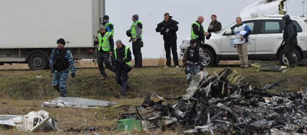 Dutch experts work at Malaysia Airlines Flight MH17 crash site Dutch experts work at Malaysia Airlines Flight MH17 crash site - Sputnik International