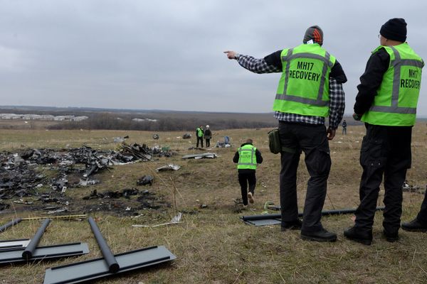 Investigating the Tragedy: Dutch Experts Clearing MH17 Crash Site - Sputnik International