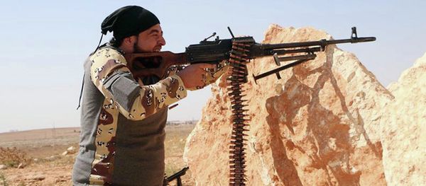 A Free Syrian Army fighter aims his weapon during a battle with Syrian government forces in Aleppo, Syria, Friday, Oct. 3, 2014 - Sputnik International