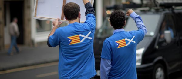 David Aguilar, left, and Aleix Sarri from Catalonia, who are visiting Scotland to support the Scottish independence referendum, gesture and hold up a placard supporting a Yes vote at passing motorists in Edinburgh, Scotland, Thursday, Sept. 18, 2014 - Sputnik International