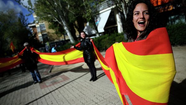 Spanish unionists shout slogans and hold a Spanish flag during a protest in Madrid against the symbolic independence vote in Catalonia - Sputnik International