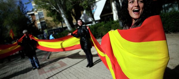 Spanish unionists shout slogans and hold a Spanish flag during a protest in Madrid against the symbolic independence vote in Catalonia Spanish unionists shout slogans and hold a Spanish flag during a protest in Madrid against the symbolic independence vote in Catalonia - Sputnik International