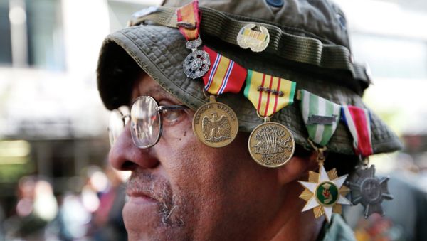 Vietnam veteran Laurence Lynch of Mount Vernon, NY, wears his medals on his hat as he marches with other Vietnam veterans during the annual Veterans Day parade in New York, Tuesday, Nov. 11, 2014 - Sputnik International