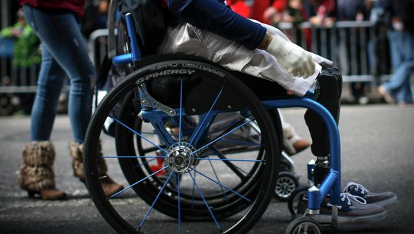Senior Airman, Brian Kolfage Jr. rolls in his wheelchair with his wife Ashley (L) - Sputnik International