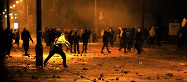 Several hundred masked men threw stones and flares at lines of riot police after they broke away from a far-right march Warsaw November 11, 2014 Several hundred masked men threw stones and flares at lines of riot police after they broke away from a far-right march Warsaw November 11, 2014 - Sputnik International