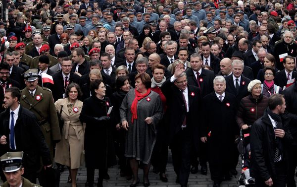 Poland's President Bronislaw Komorowski and his wife Anna (C) walk together with officials during the Independence Day celebrations in Warsaw November 11, 2014 - Sputnik International