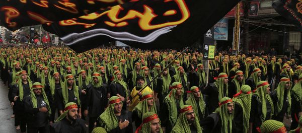 Lebanese Hezbollah supporters march during a religious procession to mark Ashoura in Beirut's suburbs November 4, 2014 - Sputnik International
