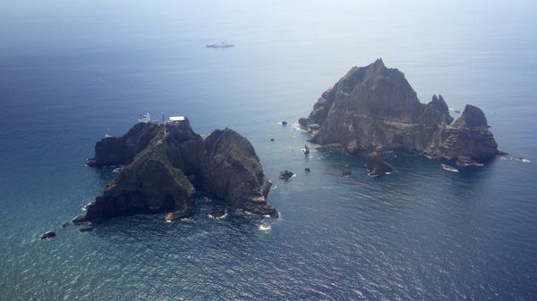 Islands called Dokdo in Korea and Takeshima in Japan are seen Friday, Aug. 10, 2012 - Sputnik International