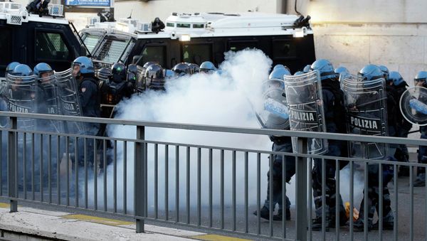 Archive photo. Police officers hold their shields to protect themselves from firecrackers thrown by demonstrators during a protest in Rome, Saturday, Oct. 19, 2013 Archive photo. Police officers hold their shields to protect themselves from firecrackers thrown by demonstrators during a protest in Rome, Saturday, Oct. 19, 2013 - Sputnik International