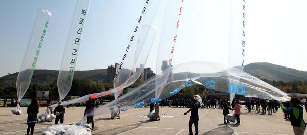 North Koran defectors prepare to release balloons carrying leaflets condemning North Korean leader Kim Jong Un and his government's policies - Sputnik International