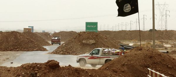 Islamic State militants passing a checkpoint bearing the group's trademark black flag in the village of Maryam Begg in Kirkuk, 290 kilometers (180 miles) north of Baghdad, Iraq Islamic State militants passing a checkpoint bearing the group's trademark black flag in the village of Maryam Begg in Kirkuk, 290 kilometers (180 miles) north of Baghdad, Iraq - Sputnik International