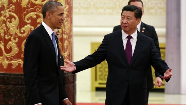 Chinese President Xi Jinping gestures to U.S. President Barack Obama (L) as they arrive for a lunch banquet in the Great Hall of the People in Beijing November 12, 2014 - Sputnik International