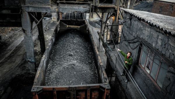 Loading coal at the Chelyuskintsev mine in Donetsk Loading coal at the Chelyuskintsev mine in Donetsk - Sputnik International