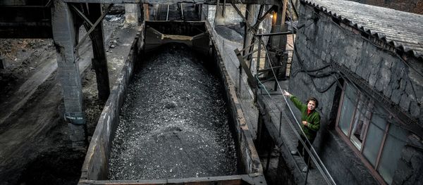 Loading coal at the Chelyuskintsev mine in Donetsk Loading coal at the Chelyuskintsev mine in Donetsk - Sputnik International