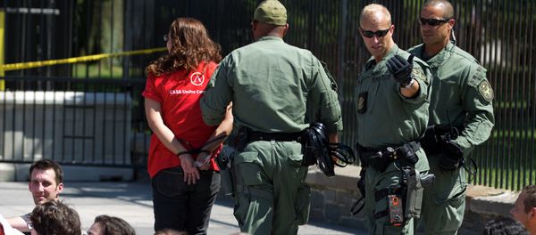 Demonstrators are arrested outside the White House in Washington on Thursday, Aug. 28, 2014 during a rally calling for President Barack Obama to stop deportations of migrants - Sputnik International