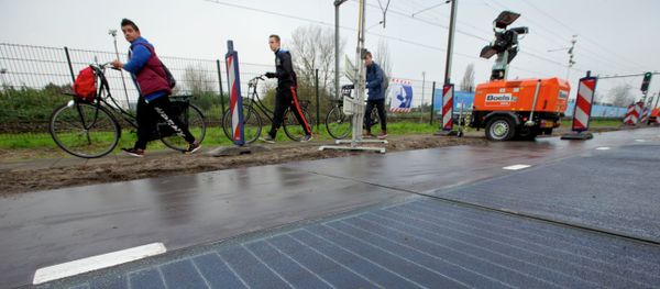 Bicyclists are forced to use the sidewalk as they pass a stretch of bicycle path where a solar panel roadway is being constructed in Krommenie, north of Amsterdam, Netherlands, Tuesday, Nov. 11, 2014 Bicyclists are forced to use the sidewalk as they pass a stretch of bicycle path where a solar panel roadway is being constructed in Krommenie, north of Amsterdam, Netherlands, Tuesday, Nov. 11, 2014 - Sputnik International