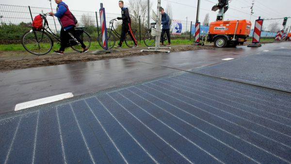 Bicyclists are forced to use the sidewalk as they pass a stretch of bicycle path where a solar panel roadway is being constructed in Krommenie, north of Amsterdam, Netherlands, Tuesday, Nov. 11, 2014 Bicyclists are forced to use the sidewalk as they pass a stretch of bicycle path where a solar panel roadway is being constructed in Krommenie, north of Amsterdam, Netherlands, Tuesday, Nov. 11, 2014 - Sputnik International