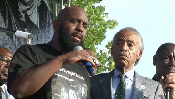 The father of an unarmed black teenager, who was shot by a police officer earlier this month, told protesters that he wanted “peace” - Sputnik International