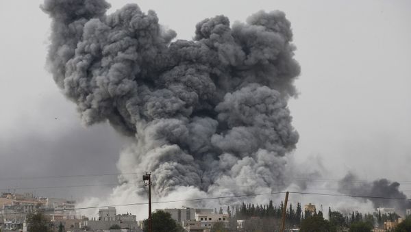 Thick smoke rises following an airstrike by the US-led coalition in Kobani, Syria as fighting intensified between Syrian Kurds and the militants of Islamic State group, as seen from Mursitpinar in the outskirts of Suruc, at the Turkey-Syria border, Sunday, Oct. 12, 2014. Thick smoke rises following an airstrike by the US-led coalition in Kobani, Syria as fighting intensified between Syrian Kurds and the militants of Islamic State group, as seen from Mursitpinar in the outskirts of Suruc, at the Turkey-Syria border, Sunday, Oct. 12, 2014. - Sputnik International