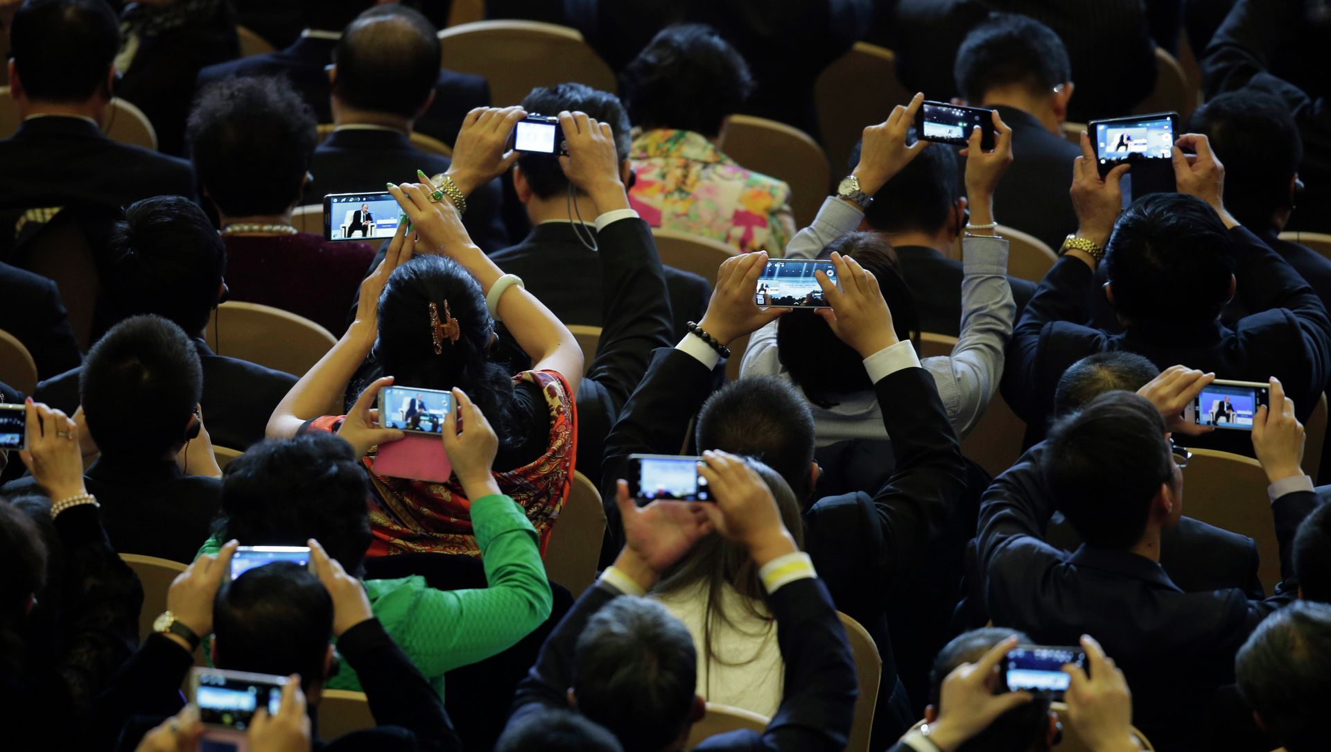 Delegates use their smartphones to take pictures of Russian President Vladimir Putin speaks during a dialogue session with delegates during the APEC CEO Summit Delegates use their smartphones to take pictures of Russian President Vladimir Putin speaks during a dialogue session with delegates during the APEC CEO Summit - Sputnik International, 1920, 11.03.2021