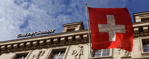 A national flag of Switzerland flies in front of a branch office of Swiss bank Credit Suisse in Luzern October 30, 2014 - Sputnik International