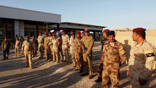 Iraqi security forces keep watch during a tribal conference, regarding the Islamic State, at the Ain al-Assad military base in the Anbar province, November 11, 2014 - Sputnik International