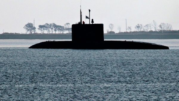 Diesel submarine of the Varshavyanka class before diving underwater during exercises of the Pacific Fleet in Patroclus Bay near Vladivostok - Sputnik International