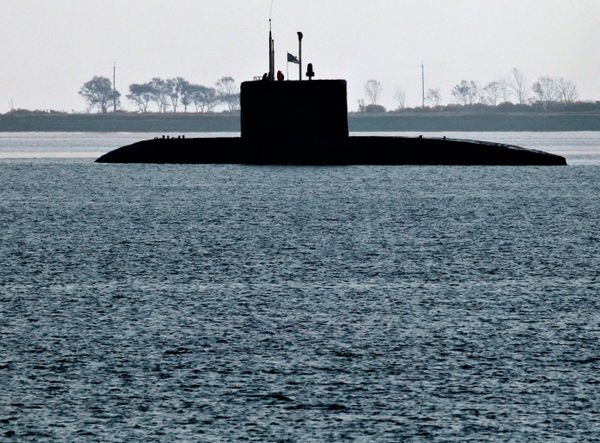 Diesel submarine of the Varshavyanka class before diving underwater during exercises of the Pacific Fleet in Patroclus Bay near Vladivostok Diesel submarine of the Varshavyanka class before diving underwater during exercises of the Pacific Fleet in Patroclus Bay near Vladivostok - Sputnik International