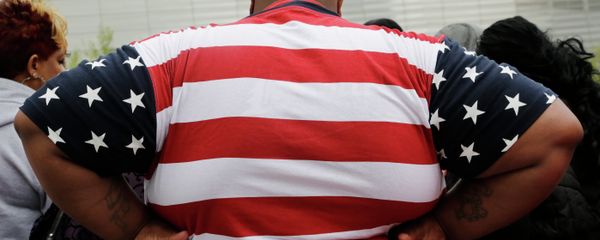 Overweight man wears a shirt patterned after the American flag Overweight man wears a shirt patterned after the American flag - Sputnik International