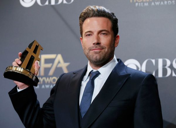Actor Ben Affleck poses backstage with the Hollywood film award, which he accepted on behalf of the creators, for Gone Girl during the Hollywood Film Awards in Hollywood, California - Sputnik International