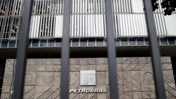 Brazilian authorities arrested 27 in connection with the Petrobras corruption probe, a move which may undermine public support for President Rousseff. Brazilian authorities arrested 27 in connection with the Petrobras corruption probe, a move which may undermine public support for President Rousseff. - Sputnik International