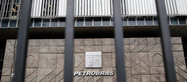 Brazilian authorities arrested 27 in connection with the Petrobras corruption probe, a move which may undermine public support for President Rousseff. - Sputnik International