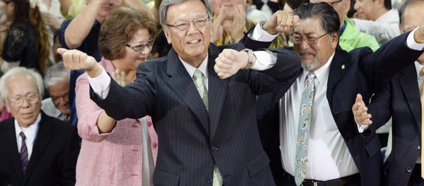 Former Naha Mayor Takeshi Onaga (C) performs an Okinawa folk dance at his election campaign office in Naha on Nov. 16, 2014. Former Naha Mayor Takeshi Onaga (C) performs an Okinawa folk dance at his election campaign office in Naha on Nov. 16, 2014. - Sputnik International