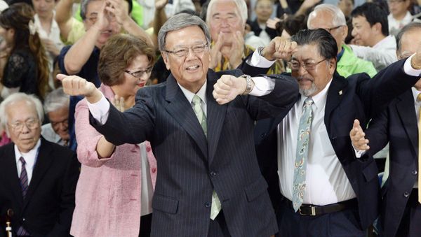 Former Naha Mayor Takeshi Onaga (C) performs an Okinawa folk dance at his election campaign office in Naha on Nov. 16, 2014. Former Naha Mayor Takeshi Onaga (C) performs an Okinawa folk dance at his election campaign office in Naha on Nov. 16, 2014. - Sputnik International
