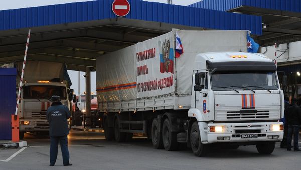 First trucks from the Russian humanitarian convoy that has delivered aid to Donetsk are now crossing the Russia-Ukraine border at the Matveyev Kurgan checkpoint and entering Russia’s Rostov Region, a RIA Novosti correspondent reports - Sputnik International