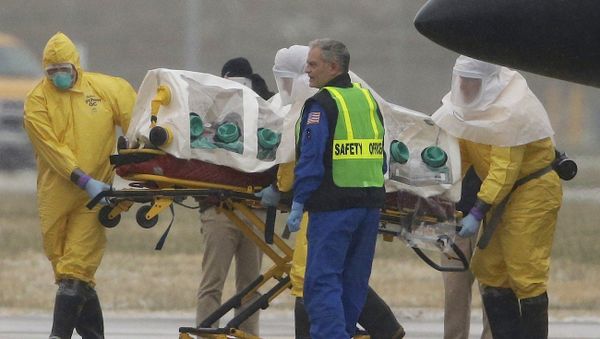 Health workers in protective suits transport Dr. Martin Salia, a surgeon who had been diagnosed with Ebola, from a jet that brought him from Sierra Leone to a waiting ambulance. - Sputnik International