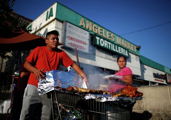 A man cooks meat in a shopping cart in the Westlake area of Los Angeles, home to many Mexican and Central American migrants, California A man cooks meat in a shopping cart in the Westlake area of Los Angeles, home to many Mexican and Central American migrants, California - Sputnik International