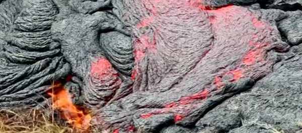 Fiery Lava From Kilauea Volcano in Hawaii Was Bubbling and Creeping Towards the Town of Pahoa - Sputnik International