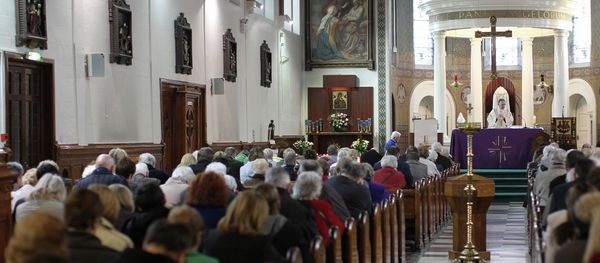 A priest takes mass at St Mary's Roman Catholic Church in Belfast, Northern Ireland. (File) A priest takes mass at St Mary's Roman Catholic Church in Belfast, Northern Ireland. (File) - Sputnik International