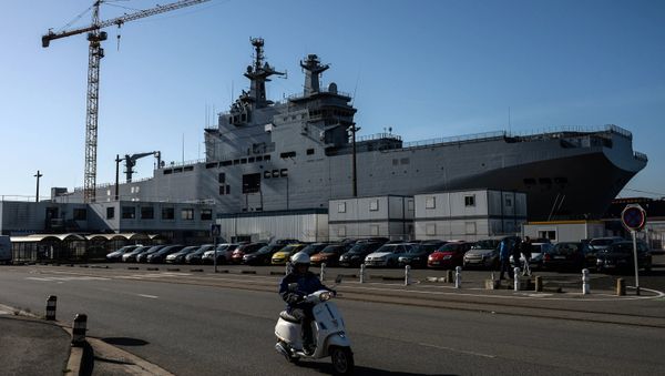 Vladivostok amphibious assault ship of the French Mistral class in the docks of SNX France - Sputnik International