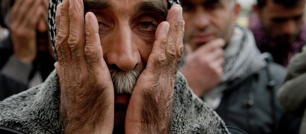 Kurds pray during a religious service - Sputnik International