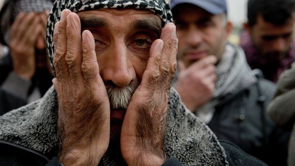Kurds pray during a religious service Kurds pray during a religious service - Sputnik International