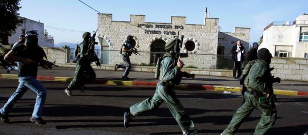 Israeli security personnel run next to a synagogue, where a suspected Palestinian attack took place. - Sputnik International