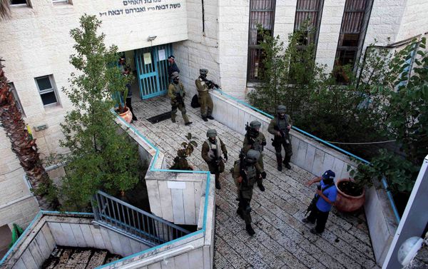 Israeli security personnel search a religious Jewish Yeshiva next to a synagogue, where a suspected Palestinian attack took place, in Jerusalem, November 18, 2014. - Sputnik International