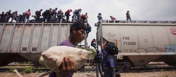 Migrants coming from Central America climb off a train during their journey toward the U.S.-Mexico border in Ixtepec, Mexico, Monday, April 29, 2013 Migrants coming from Central America climb off a train during their journey toward the U.S.-Mexico border in Ixtepec, Mexico, Monday, April 29, 2013 - Sputnik International