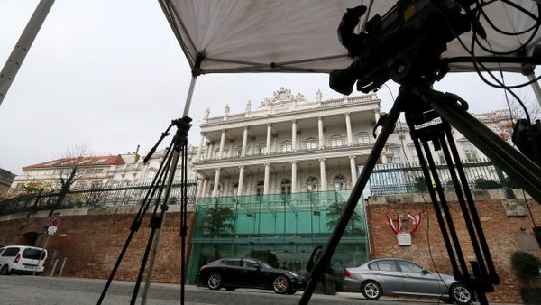 Cameras stand under a tent in front of Palais Coburg where closed-door nuclear talks with Iran take place in Vienna, Austria, Tuesday, Nov. 18, 2014 Cameras stand under a tent in front of Palais Coburg where closed-door nuclear talks with Iran take place in Vienna, Austria, Tuesday, Nov. 18, 2014 - Sputnik International