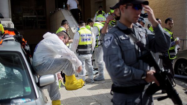 israeli police officer and Israeli rescue workers work at the scene of a shooting attack in a Synagogue in Jerusalem, Tuesday, Nov. 18, 2014 israeli police officer and Israeli rescue workers work at the scene of a shooting attack in a Synagogue in Jerusalem, Tuesday, Nov. 18, 2014 - Sputnik International