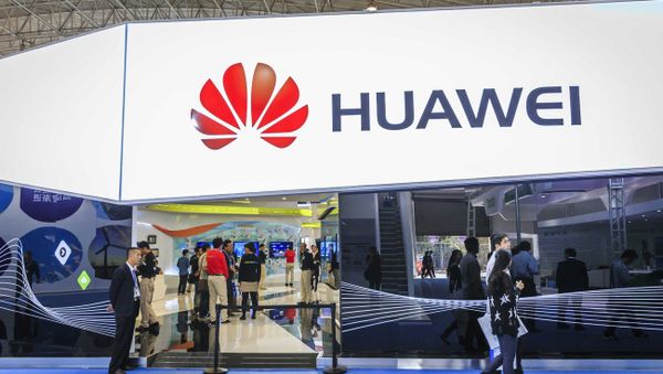 Visitors walk past the stand of Huawei during PT/EXPO COMM CHINA 2014 in Beijing, China, 27 September 2014 - Sputnik International