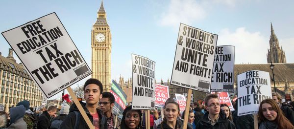 Demonstrators stand in Parliament Square in front of the Houses of Parliament - Sputnik International